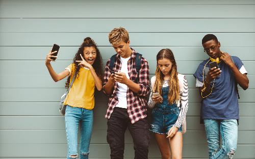 Screen time in teenagers: how can we manage it? 
